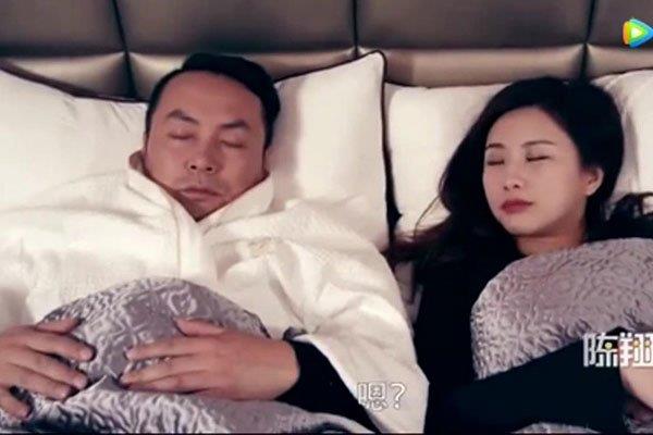 陈翔六点半球球被按在桌上的视频 最突出的就是大胸