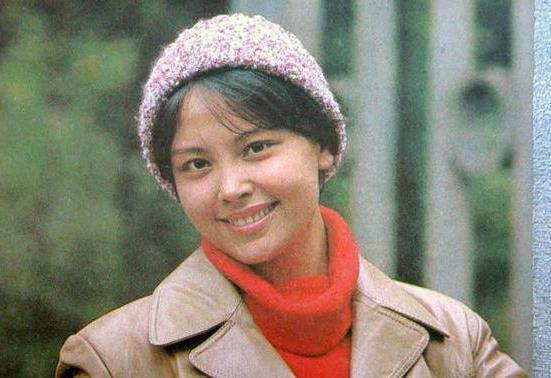 还记得薛淑杰吗？80年代女星容貌大气像男生 如今60岁却优雅知性