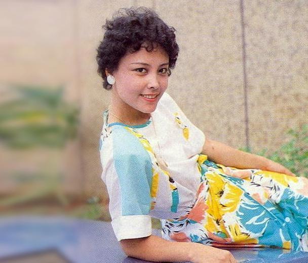 还记得薛淑杰吗？80年代女星容貌大气像男生 如今60岁却优雅知性