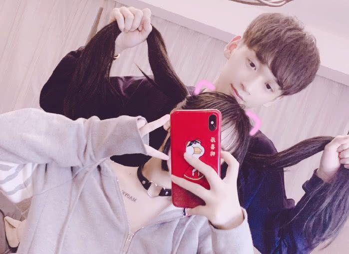 杨清柠晒直女“腹肌恋”，有谁注意毛宸宸的手？网友：太甜了叭