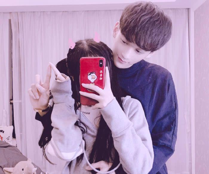 杨清柠晒直女“腹肌恋”，有谁注意毛宸宸的手？网友：太甜了叭