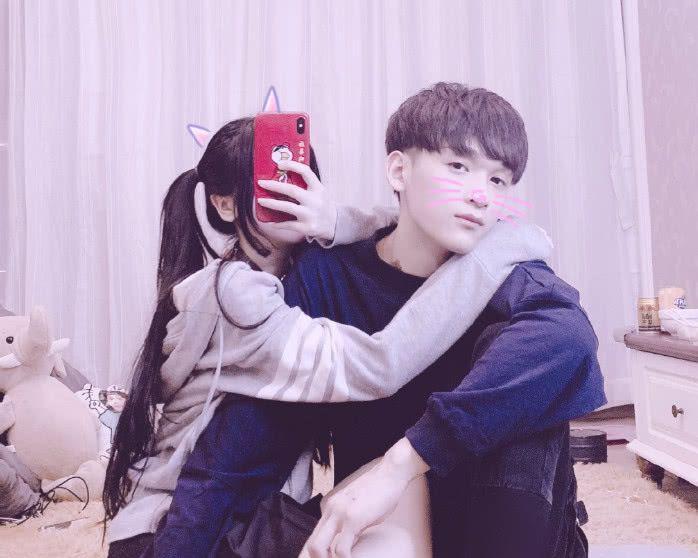 杨清柠晒直女“腹肌恋”，有谁注意毛宸宸的手？网友：太甜了叭