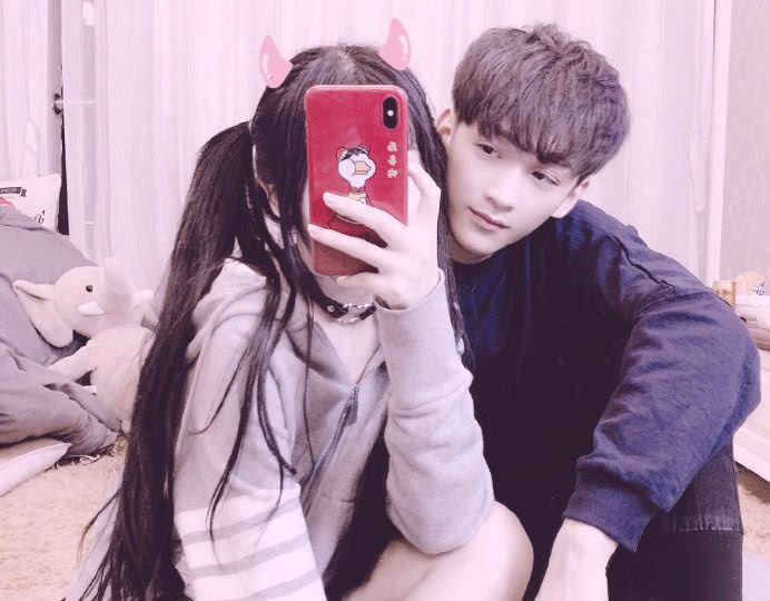 杨清柠晒直女“腹肌恋”，有谁注意毛宸宸的手？网友：太甜了叭
