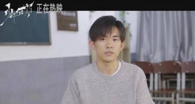 易烊千玺剧中抽烟被呛到，禁烟大使的 机智举动让黑粉们当场闭嘴
