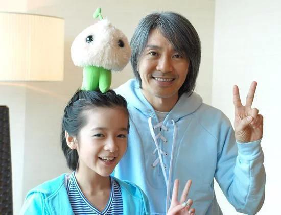 周星驰“女儿”长大后，居然如此漂亮耐看