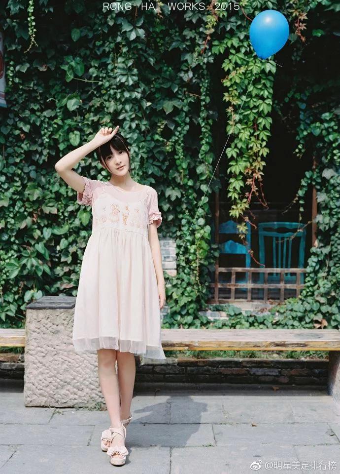 周星驰“女儿”长大后，居然如此漂亮耐看