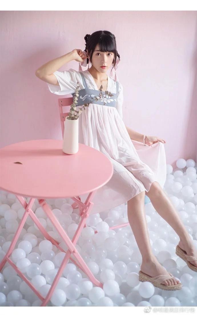 周星驰“女儿”长大后，居然如此漂亮耐看