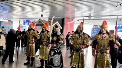 ​多名“将军”在洛阳高铁站霸气接站，网友：要赶紧去洛阳当公主！