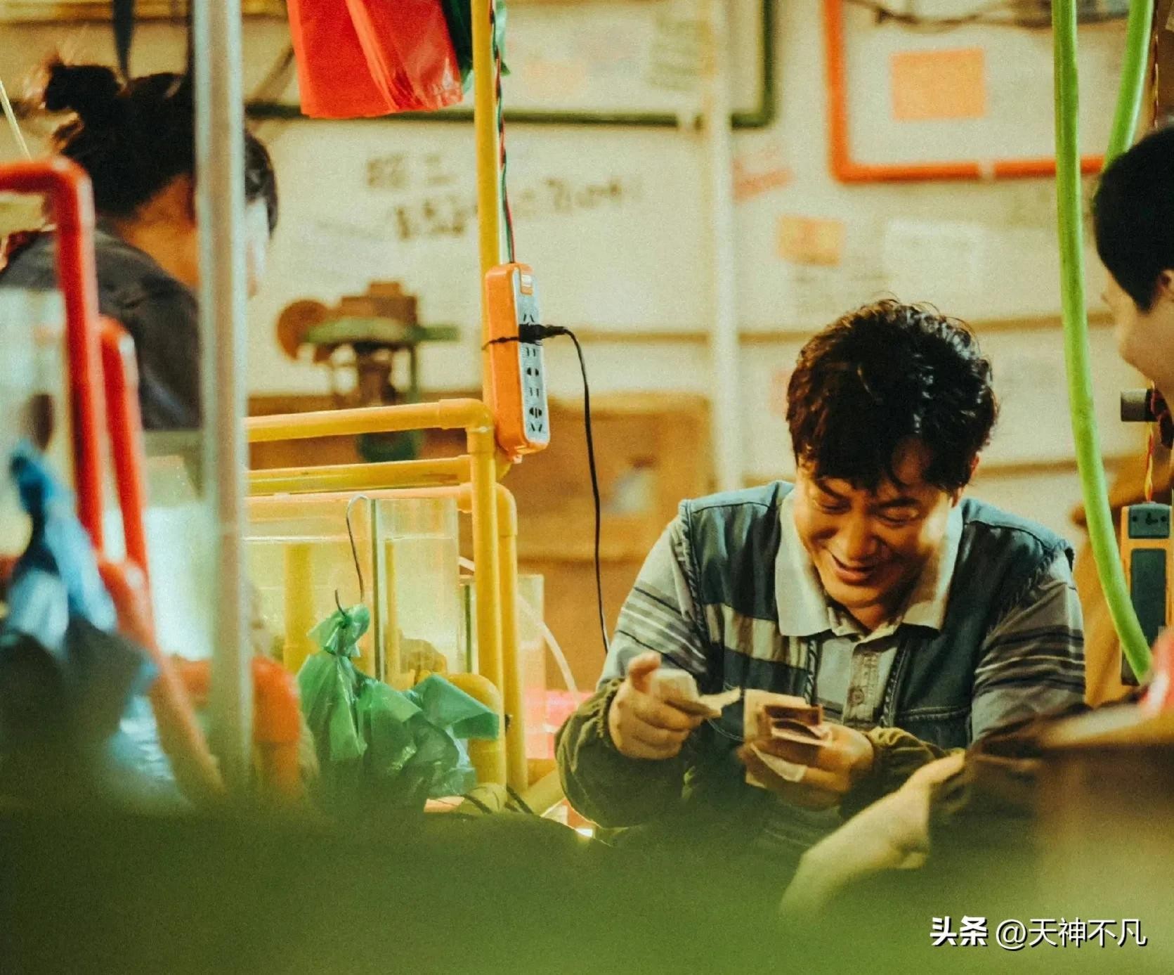 张颂文被曝已经结婚生子，去菜市场买菜打扮朴素，生活平常又简单