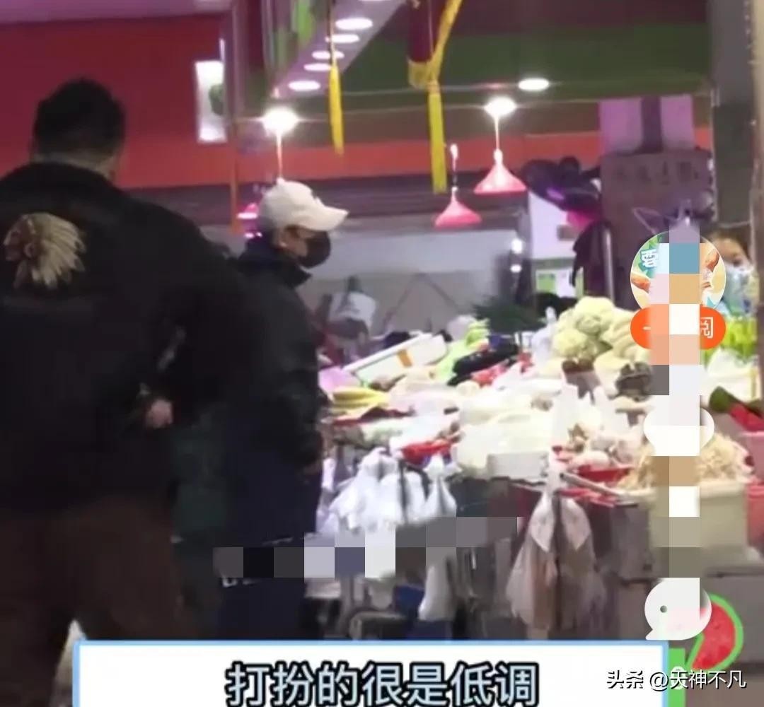 张颂文被曝已经结婚生子，去菜市场买菜打扮朴素，生活平常又简单