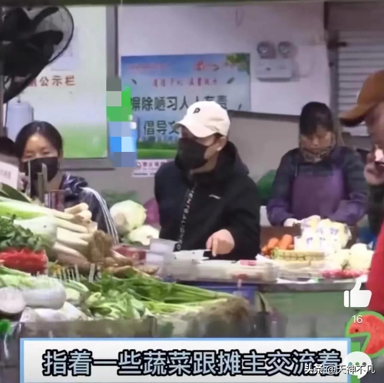 张颂文被曝已经结婚生子，去菜市场买菜打扮朴素，生活平常又简单