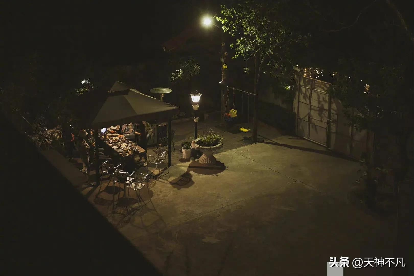 张颂文被曝已经结婚生子，去菜市场买菜打扮朴素，生活平常又简单