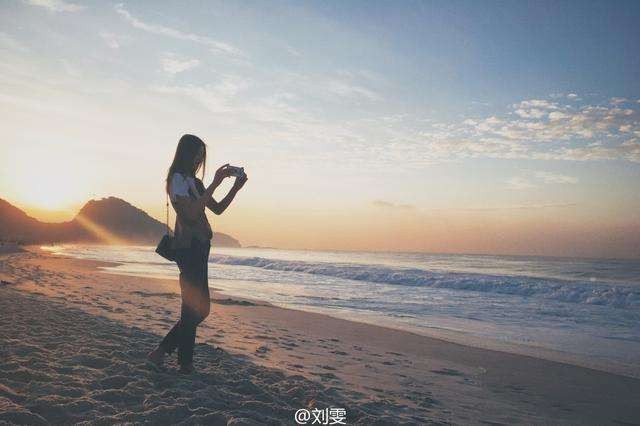 刘雯与蔻驰解约或赔上亿违约金事业受影响！刘雯收入多少有钱赔吗