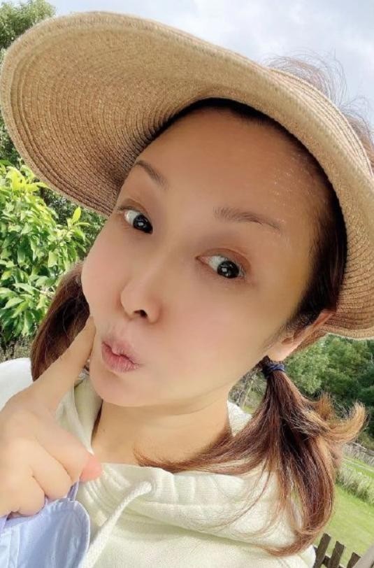 49岁歌手孙悦罕晒现状美照！（歌手孙悦个人资料）