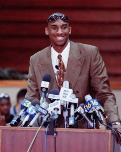 ​科比宣布参加选秀24周年。24年前的今天，他将天赋带到NBA