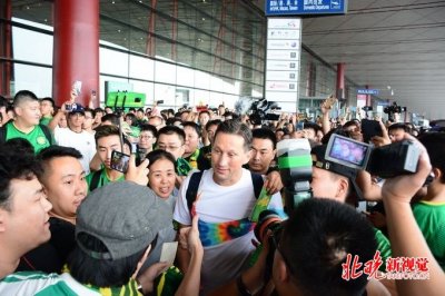 ​激动流泪！国安球迷送施密特场面感人