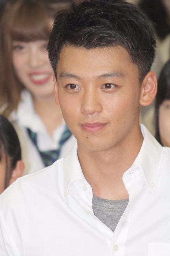 竹内凉真个人资料写真作品