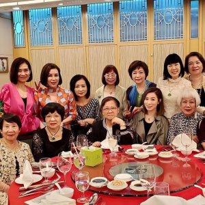 ​娱乐圈大孝子！古天乐陪 73 岁妈妈聚餐