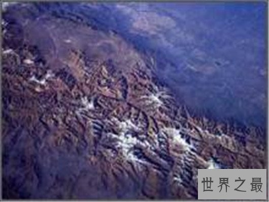 世界上最长的山脉长达8900公里，跨越了半个地球