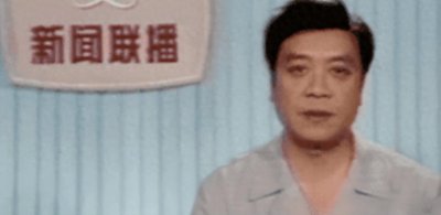 ​61岁李修平和好友聚会，素颜圆脸年轻贵气，看坐姿不愧是央视国脸