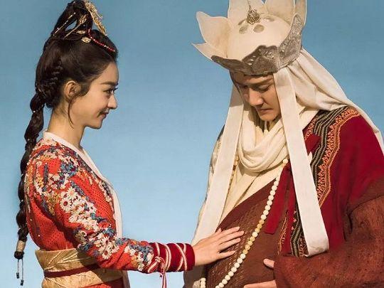冯绍峰停下手里的工作，回家陪伴赵丽颖，网友：赵丽颖真幸福