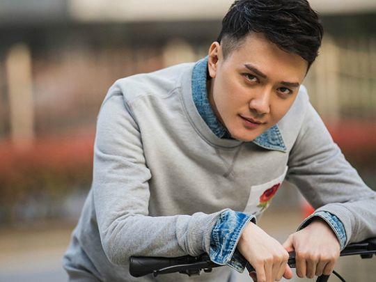 冯绍峰停下手里的工作，回家陪伴赵丽颖，网友：赵丽颖真幸福