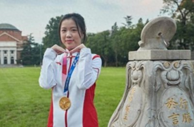 ​清华校花彭菲茗走红，被称为“高考双状元”，不仅有实力长得也美