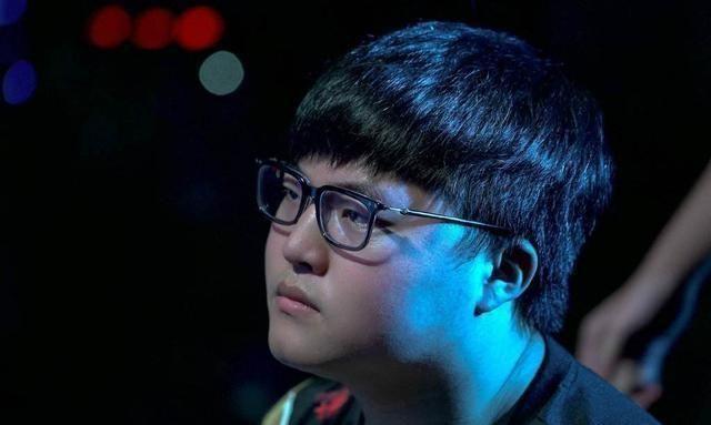 Uzi韩服战绩惨不忍睹，EZ胜率低到吓人，又遇到了演员？