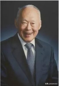 ​新加坡国父李光耀的成长史