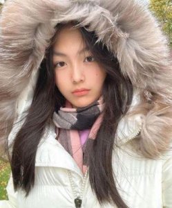 ​14岁王诗龄巴黎街拍照曝光，成熟打扮展现强大气场，网友纷纷表示不敢认
