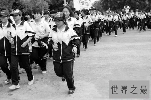 中国丑到爆的奇葩校服，这个校服令学生恐惧。