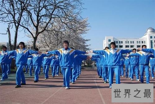 中国丑到爆的奇葩校服，这个校服令学生恐惧。