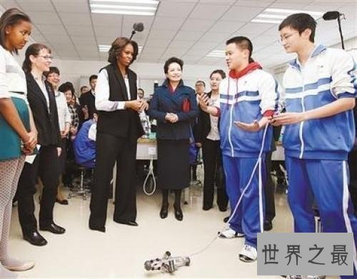 中国丑到爆的奇葩校服，这个校服令学生恐惧。