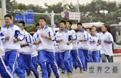 ​中国丑到爆的奇葩校服，这个校服令学生恐惧。
