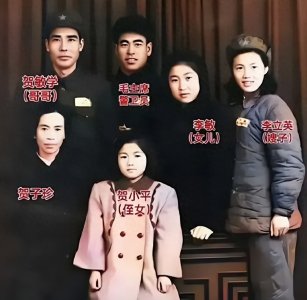 ​50年代的照片：贺子珍和家人的合影，她五官清秀，面露男儿英气