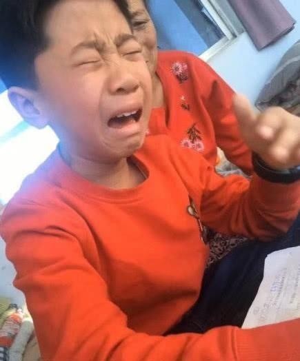 年度最惨小学生，趴热炕头写作业，写完一看，字都没了！