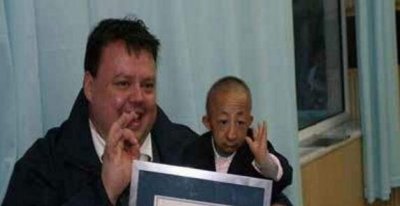 ​中国第一袖珍人，何平淡身高74.61cm_出身时仅1斤沉