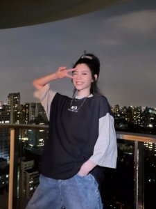 ​俩娃辣妈奚梦瑶扎高马尾少女感十足 对镜比耶甜笑