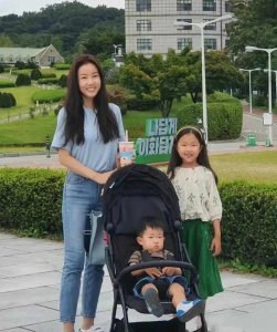 ​51岁安在旭罕晒全家照！他和妻子男帅女美，可惜儿女却没遗传他俩