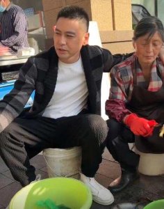 ​演员李飞地摊直播帮母亲卖鱼：助力妈妈大生意