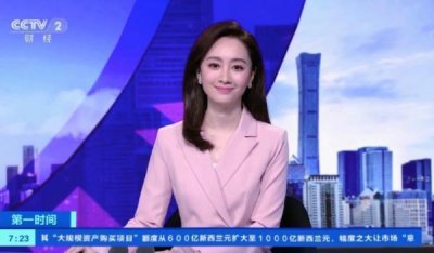 ​央视《第一时间》出现新面孔，主持效果自然流畅，颜值为她加分