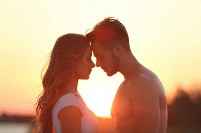 ​想让男人离不开你，不妨试试这3个“亲密方法”，心理学有依据