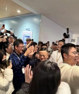 ​阿里巴巴市值回2万亿，拆分重组后强势反超，拼多多望尘莫及