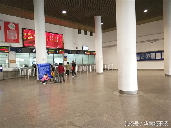 实拍佛山火车站，乘客很少，是二等站，和县级市的火车站差不多