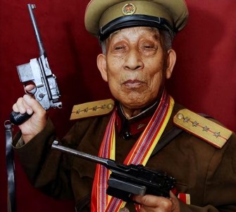 ​老人持枪70年，1996年警察上门收缴被拒绝，大爷：你没资格动枪