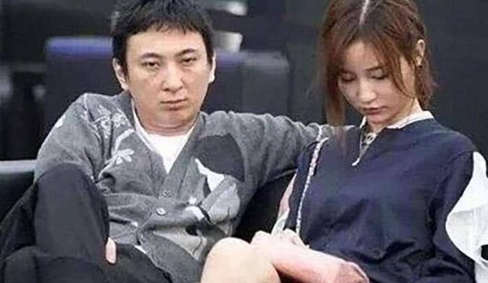 王思聪自曝16岁才发现“家里有矿”，王健林7字神回复笑翻众人！