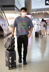 ​吴奇隆的年龄是多少岁，50岁的吴奇隆虽穿得挺年轻