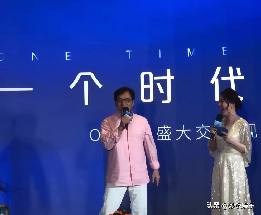 成龙简介个人资料（68岁成龙定居杭州富人区！亲自下厨待贵客，4000多万豪宅装修豪华）
