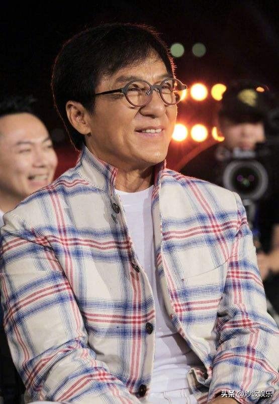 成龙简介个人资料（68岁成龙定居杭州富人区！亲自下厨待贵客，4000多万豪宅装修豪华）