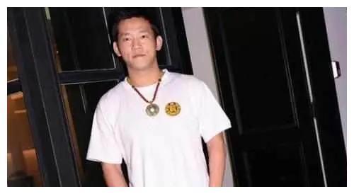 6岁出道17岁因罪入狱16年，未能见父亲最后一面的颜正国，今怎样